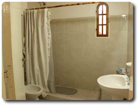 La fota muestra el baño con ducha del bunglow.