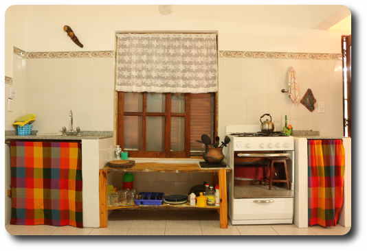 La fota muestra la completa cocina del bungalow.