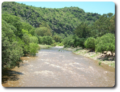 La foto muestra el río San Marcos durante una creciente bajando de un lugar conocido como La Quebrada, en las sierras del Cuniputo. El sitio mostrado por la foto está a unas cuatro cuadras de la hostería