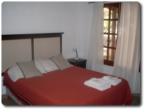 La foto muestra una de las habitaciones con baño privado, calefacción, aire acondicionado, TV y todas las comodidades y servicios que caracterizan a nuestra hostería.