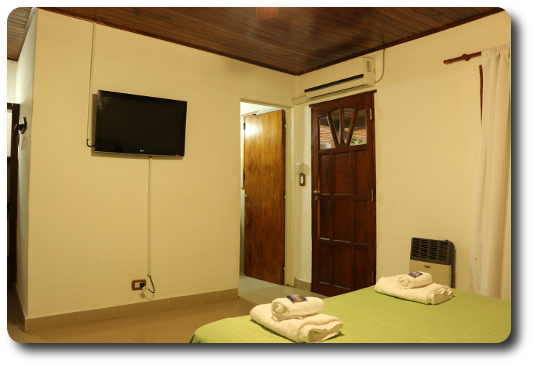 La foto muestra una de las habitaciones de excelente calidad de la hostería con TV LCD, aire acondicionado, calefacción y toda la calidad que la Hostería Villa Luz ofrece para la tranquilidad y rélax de los huéspedes-
