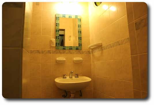 La foto muestra en primer plano del baño de una de las habitaciones de la hostería Villa Luz.