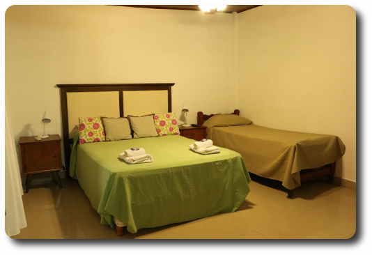La foto muestra una de las habitaciones de excelente calidad de la hostería para la tranquilidad y rélax de los huéspedes-