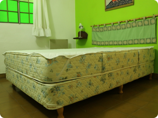 La foto muestra el agradable ambiente decorado con artesenías locales que ofrecen las habitaciones de nuestro hospedaje.