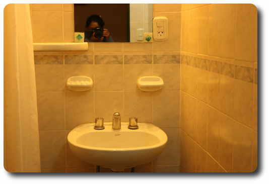 La foto muestra un primer plano de parte del baño de una de las habitaciones de la hostería Villa Luz.